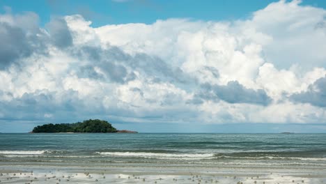 timelapse de frente al mar escénico con isla en el paraíso de tailandia