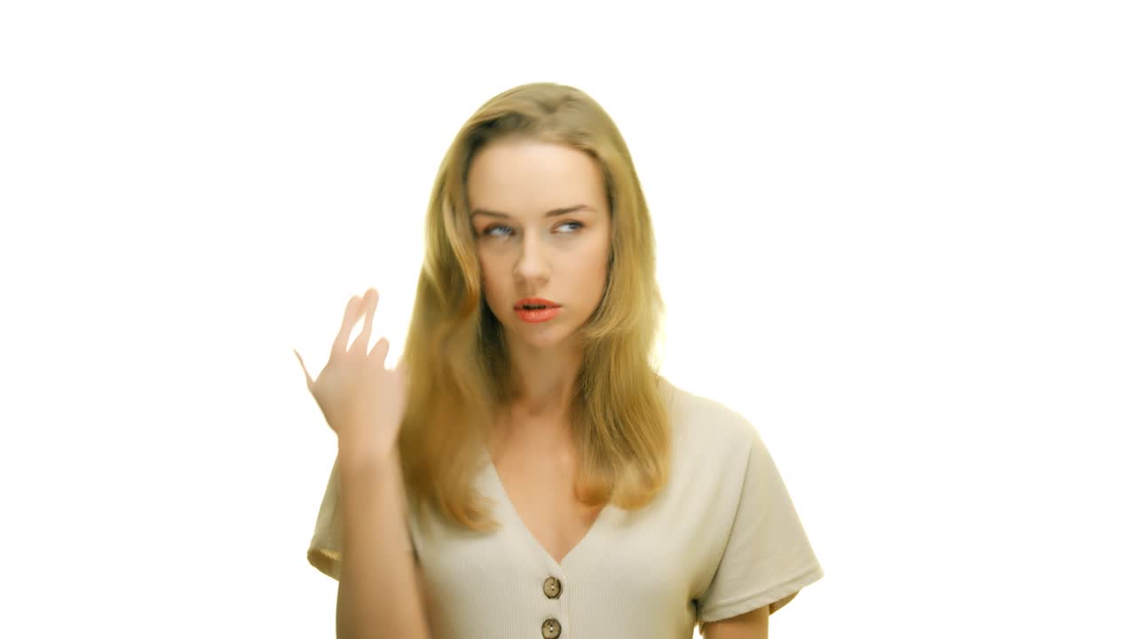 젊은 자연 여성은 피로와 지루함을 극도로 보여줍니다.