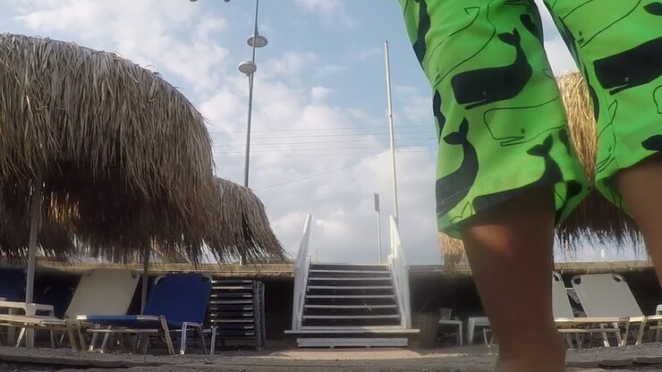 Bambino che si avvicina dalla scalinata alla spiaggia