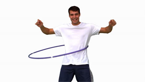 hombre jugando con un hula hoop en una pantalla blanca