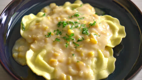 Ravioli-Nudeln-Mit-Mais-Käse-Sauce