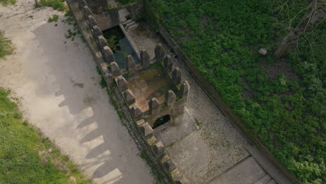 Muralla-Medieval-Vista-Desde-Arriba-Tiro-Aéreo-Descendente