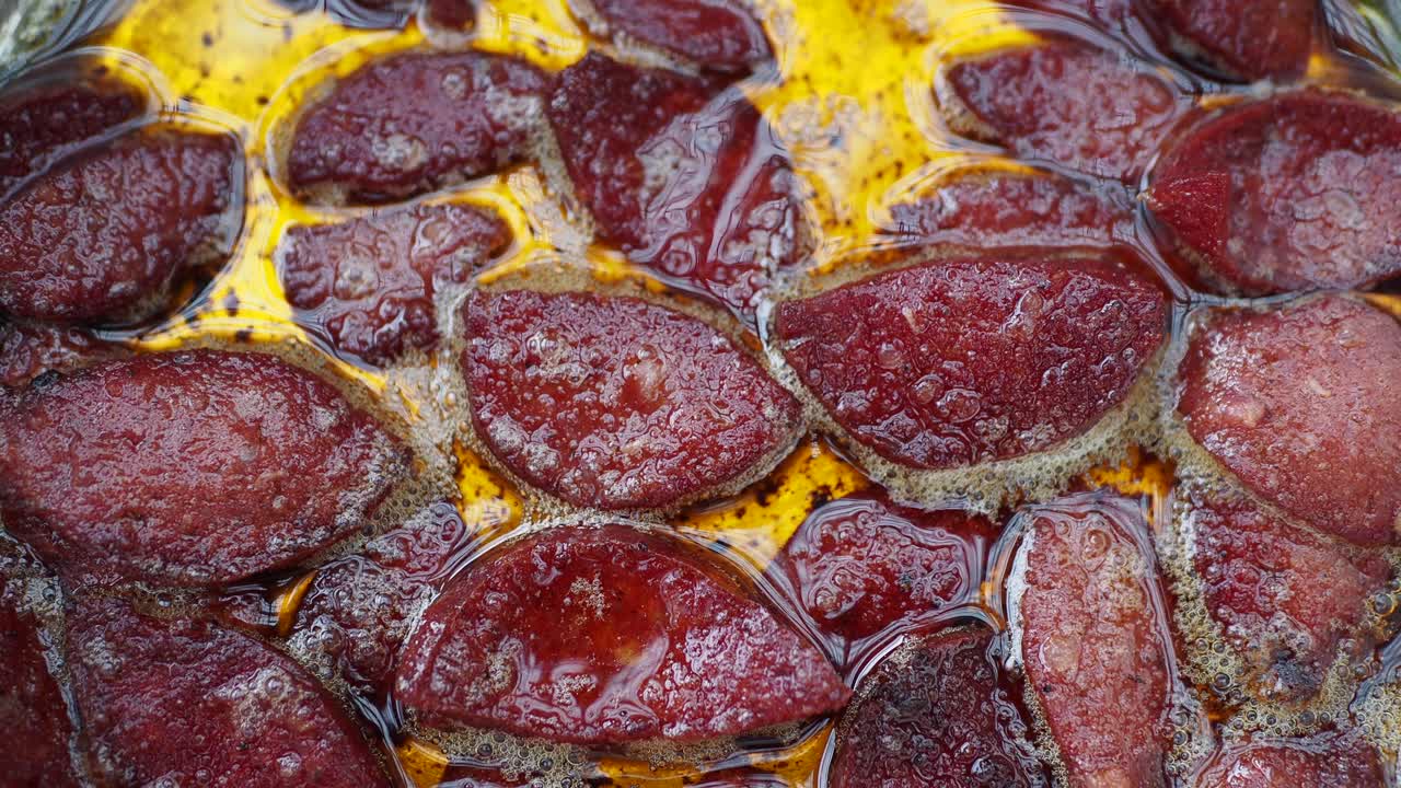 cocinar salchichas sucuk en aceite