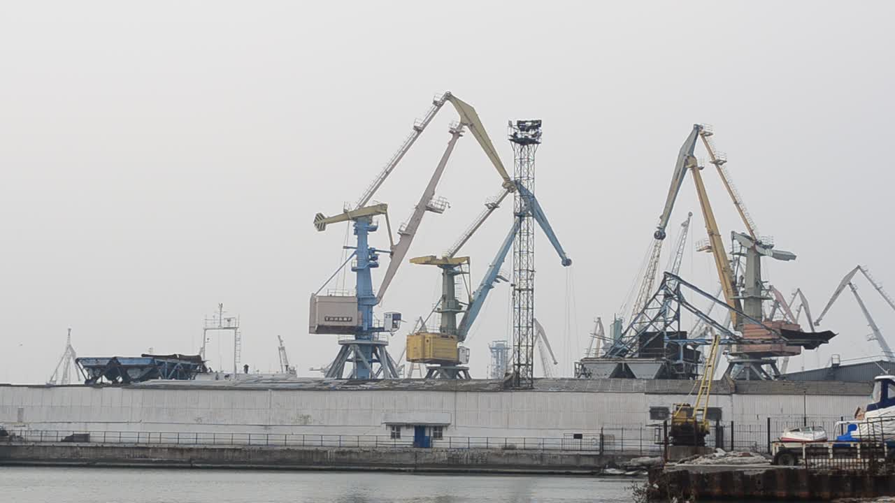 Việc bốc dỡ hàng hóa được thực hiện. Cần cẩu chất hàng quá tải.