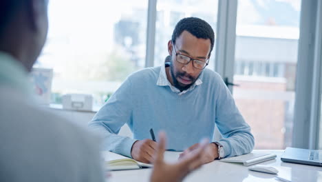 Oficina,-Hombre-Y-Mujer-Negros-Con-Asesoramiento-Financiero