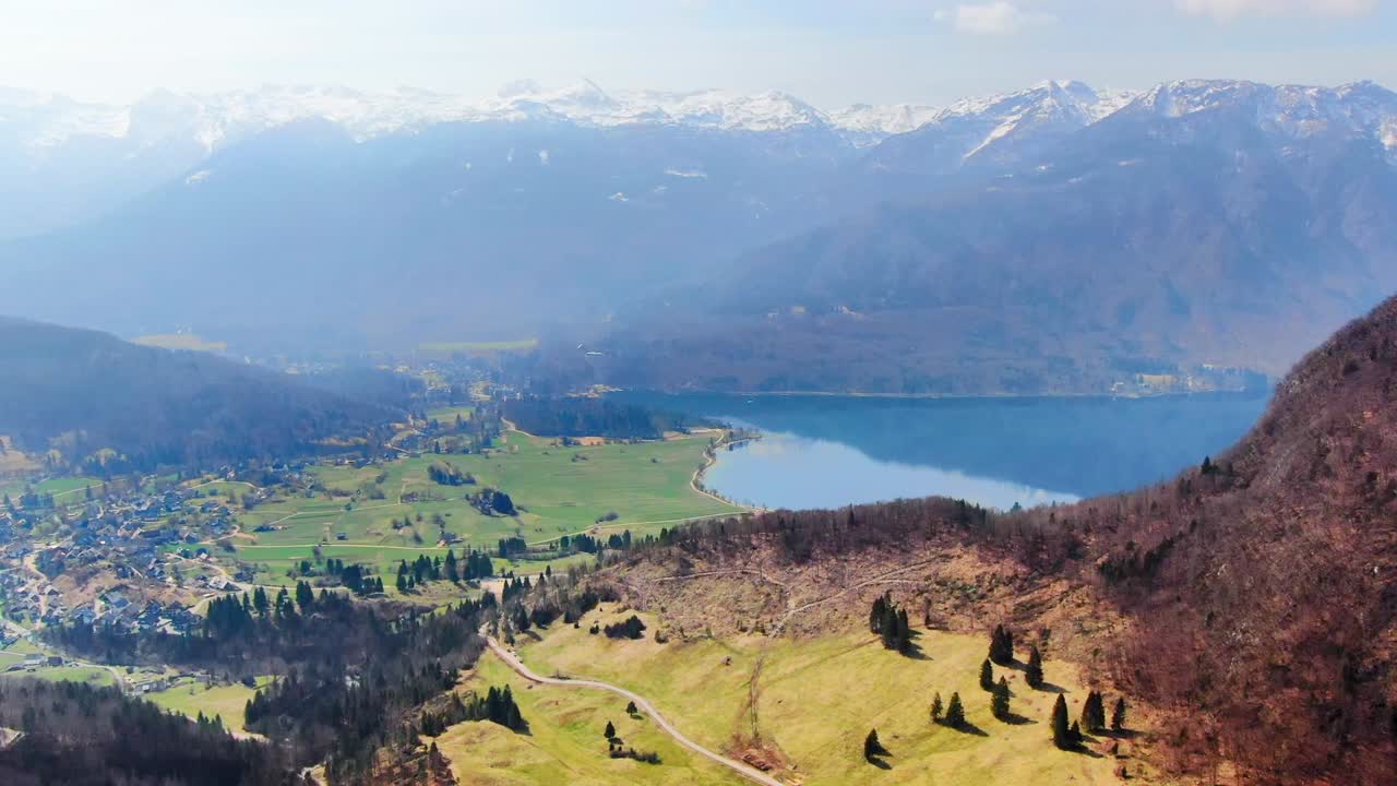 Punto panoramico in Slovenia con vista sul lago di Bohinj e inversione termica. Montagne sullo sfondo dal Parco nazionale del Triglav