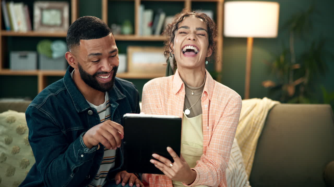 Coppia felice che usa un tablet a casa