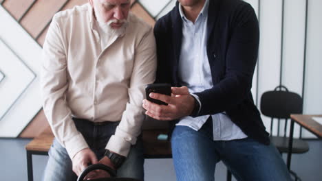 estudiante adulto y maestro en el aula