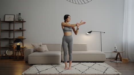 mujer estirándose en casa
