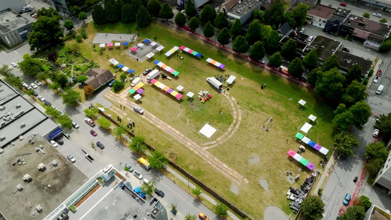 Tiendas de campaña durante los festivales anuales en el parque Jonathan Rogers en Vancouver, Columbia Británica, Canadá. Toma aérea con dron.