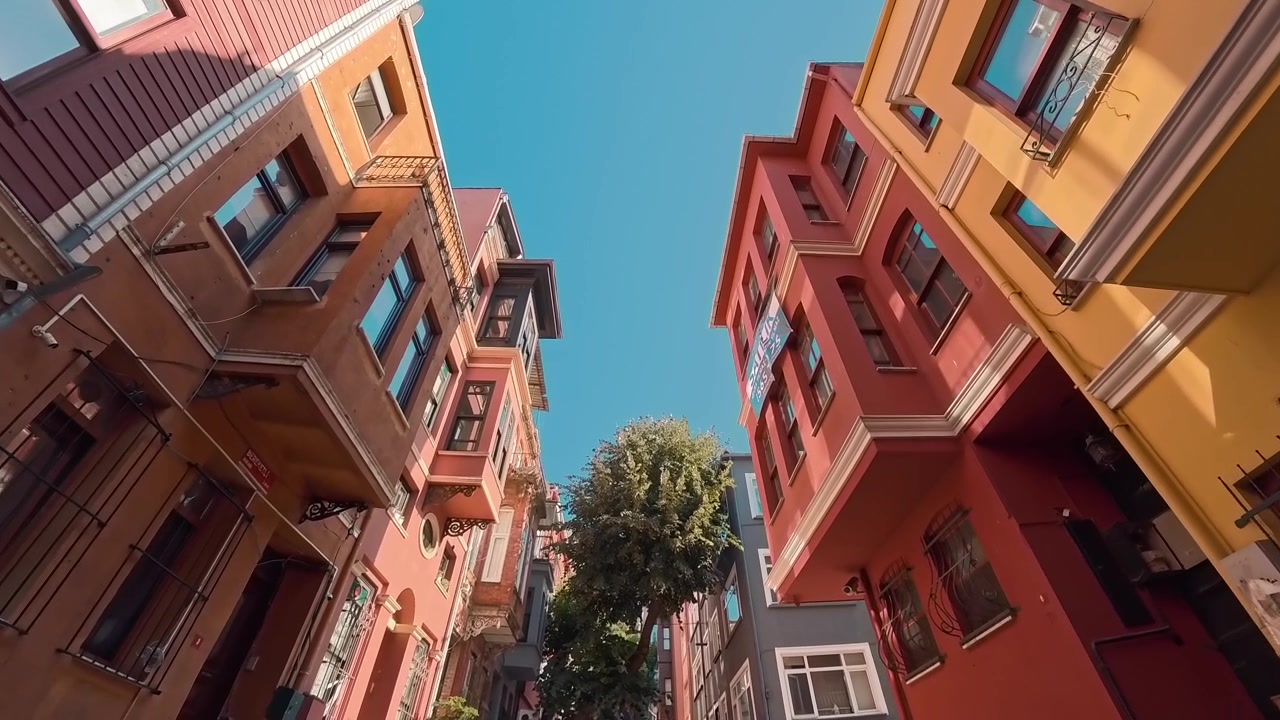 Vista em Ângulo Baixo de Casas Tradicionais Coloridas em Istambul