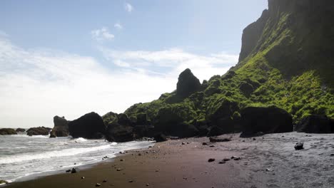 Schwarzer-Sandstrand-In-Vik,-Island-Mit-Kardanischem-Videowalking