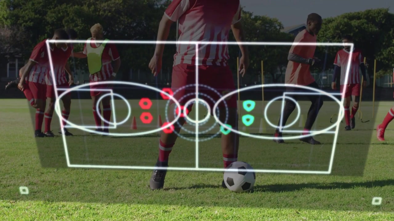 Giocatore maschio centrale che lavora la palla, con un overlay che appare all'inizio dell'esercizio e marcatori che pulsano per l'allenamento.