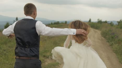 una novia y un novio huyendo en su día de bodas