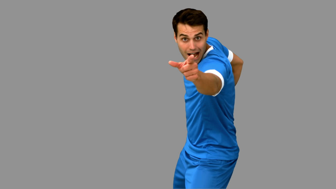 feliz jugador de fútbol celebrando un gol en la pantalla gris