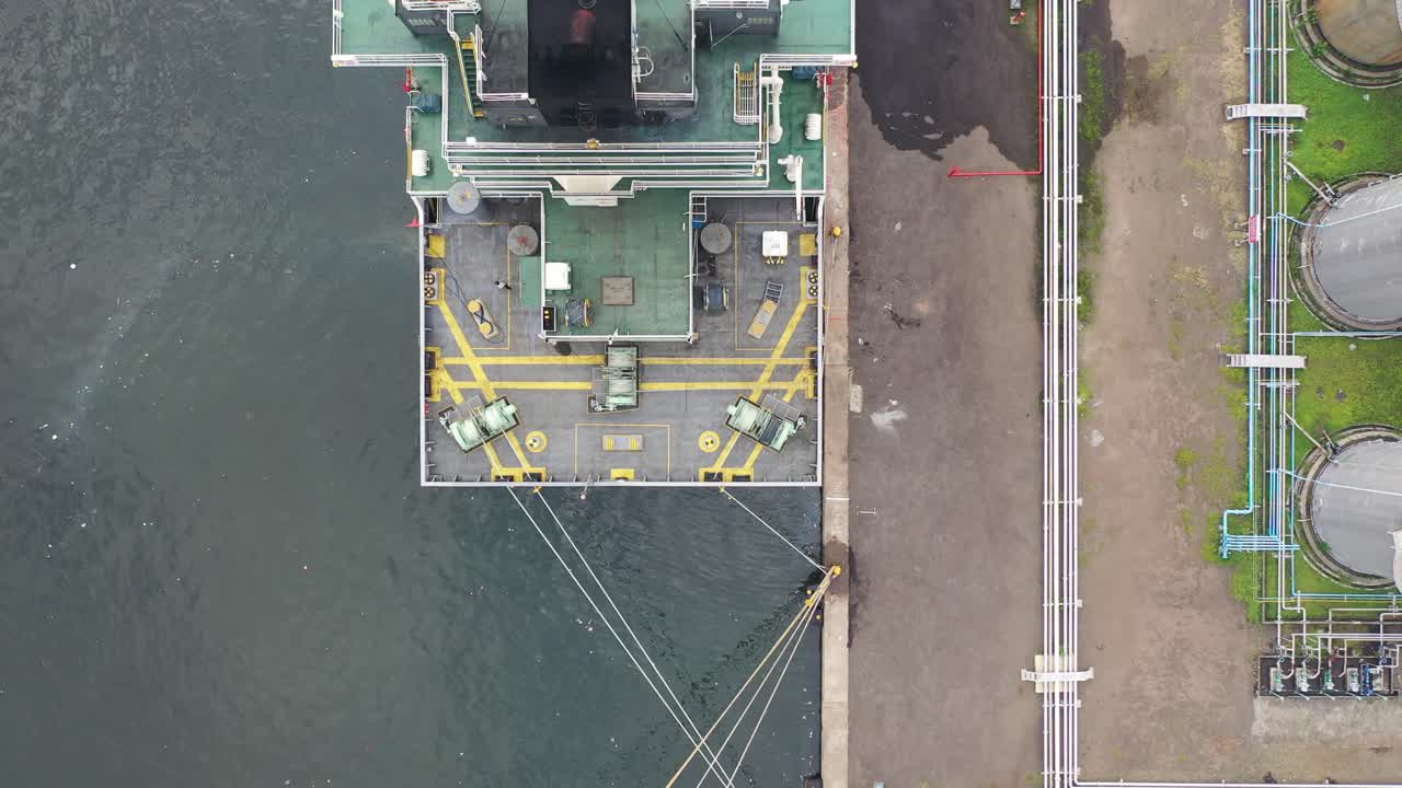vista aérea del barco en el astillero