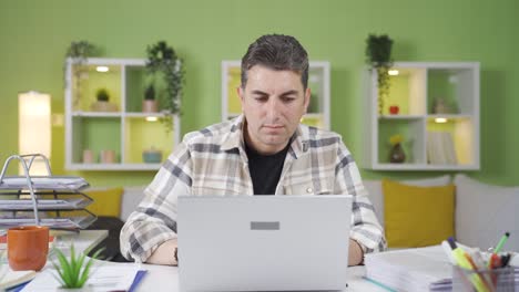 Man-counting-money-in-his-home-office.