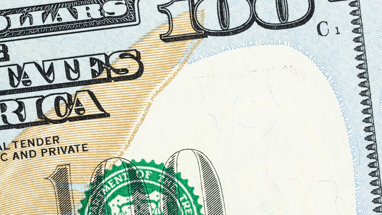 스 모션으로 한 백 달러 지폐를 근접적으로 볼 수 있습니다.