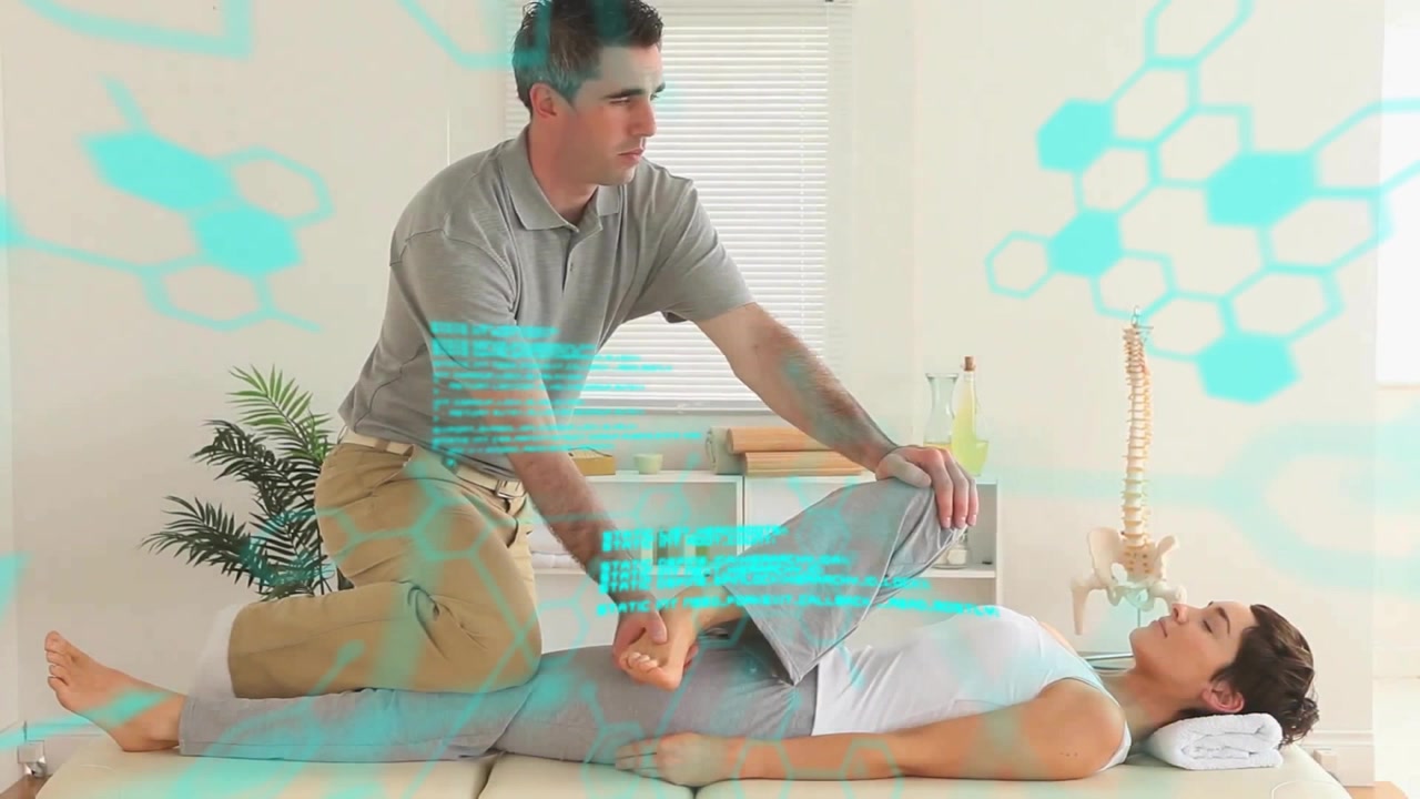 Interface digital varrendo, esmaecendo e revelando terapeuta realizando alongamento de perna para terapia do cliente.