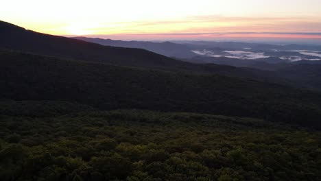 Empuje-Aéreo-Sobre-Las-Copas-De-Los-árboles-Debajo-De-La-Montaña-Del-Abuelo-Nc-Al-Amanecer