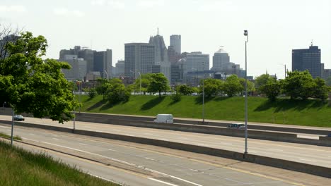 Busy-Freeway-Passing-Detroit-Cityscape