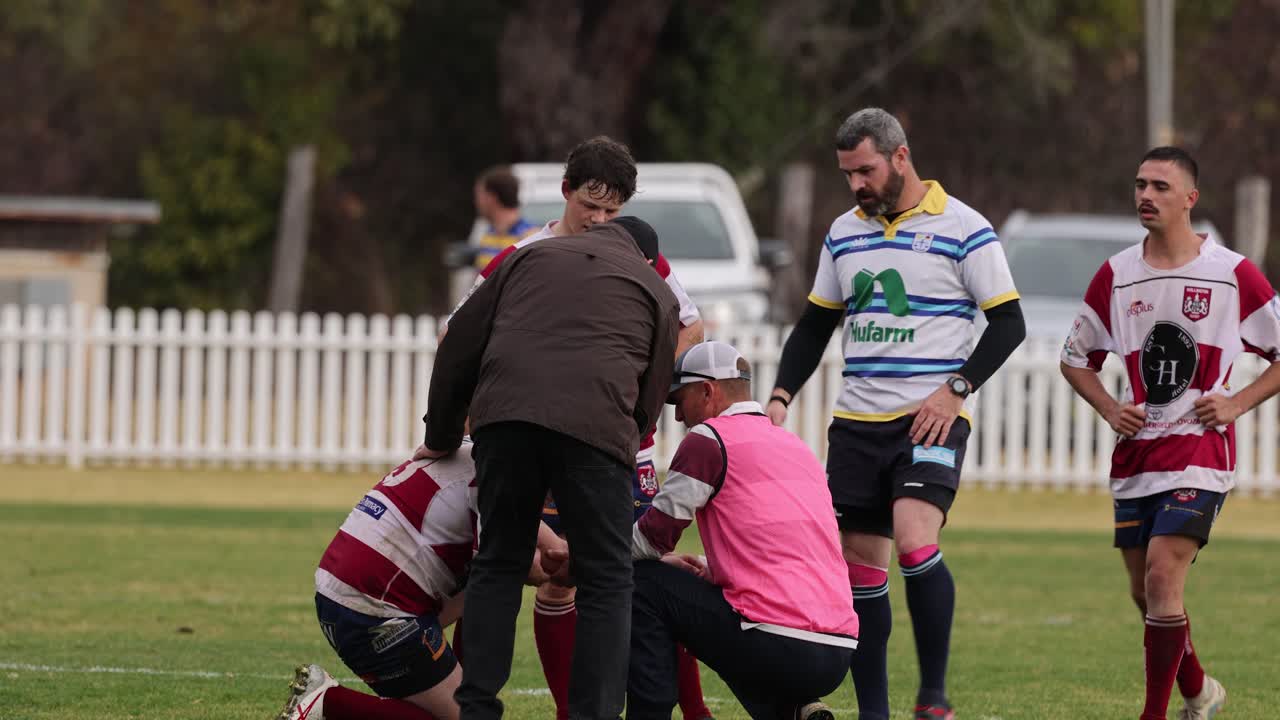 부상당한 럭비 선수를 돌보는 의료진
