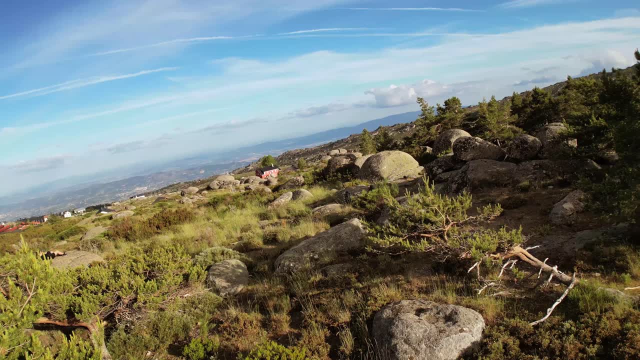 una toma aérea rápida del parque covilha con un paisaje de gran ángulo con un cielo azul pero nublado en el fondo
