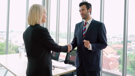 gente de negocios estrechando la mano con un amigo en la oficina