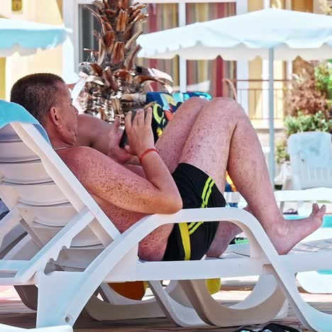 hombre maduro relajándose en la piscina