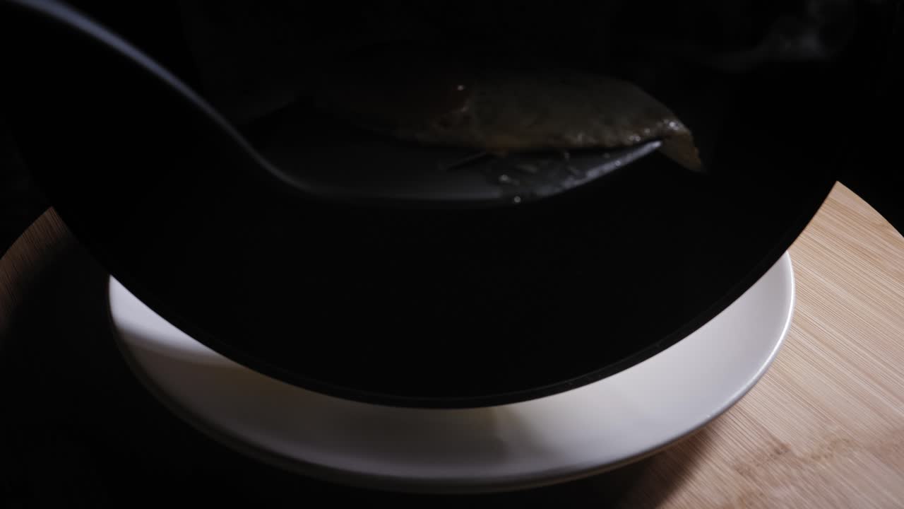 계란후라이와 베이컨을 접시에 담고