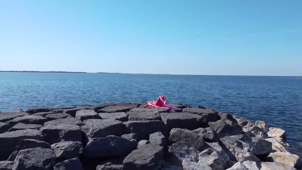 야외 피트니스 루틴을 수행하는 아리엘 뷰 섹시한 여성