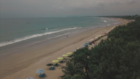 hermosa escena de la playa de bali con turistas