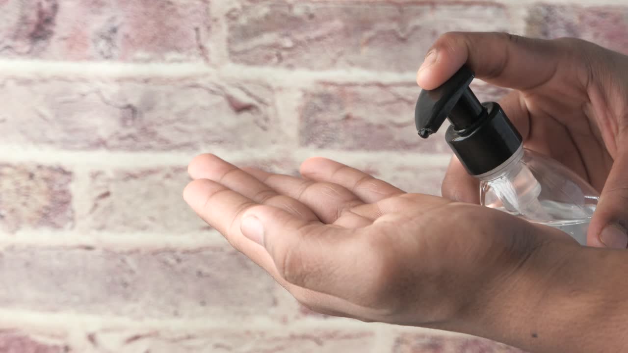 손 소독제를 적용하는 것