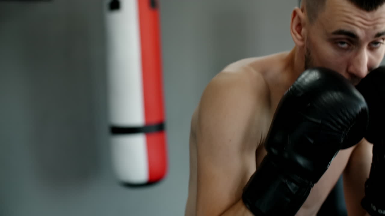 체육관에서 권투하는 남자