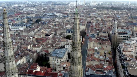 agujas de la catedral gótica en burdeos francia, iglesia dedicada a st