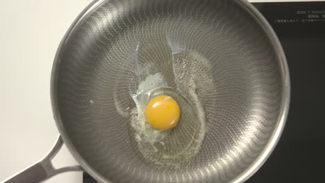 ver un huevo perfecto con el lado soleado hacia arriba chisporroteando con una yema corriente y bordes crujientes
