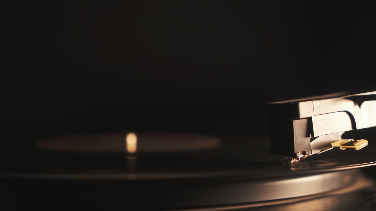 4k 시네마그래프 비닐 레코드 회전 근접 회전 어두운 배경에서 시작. 회전 테이블의 근접 토너마크 연주. 레트로 스타일, 올드 스쿨