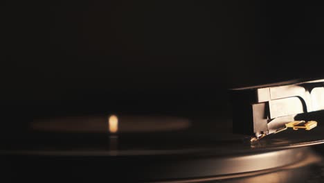 4k cinemagraph disco de vinilo girando en primer plano girando comenzando en un fondo oscuro. primer plano de la mesa giratoria tocando el brazo de tono. estilo retro, vieja escuela