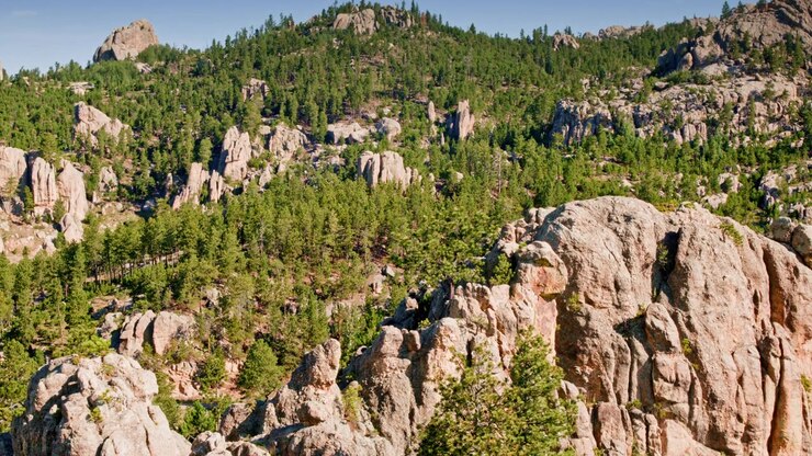Ripresa aerea con drone di formazioni rocciose belle e insolite vicino alle Black Hills