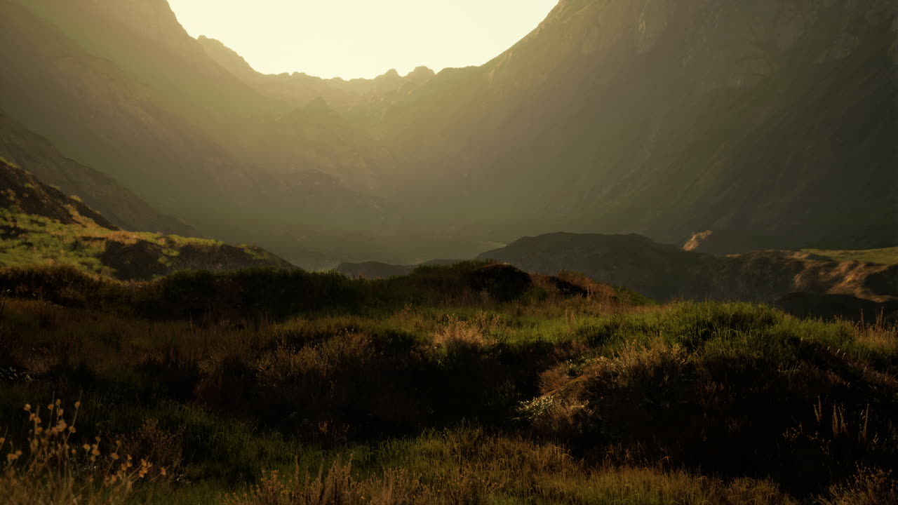 puesta de sol sobre una cordillera