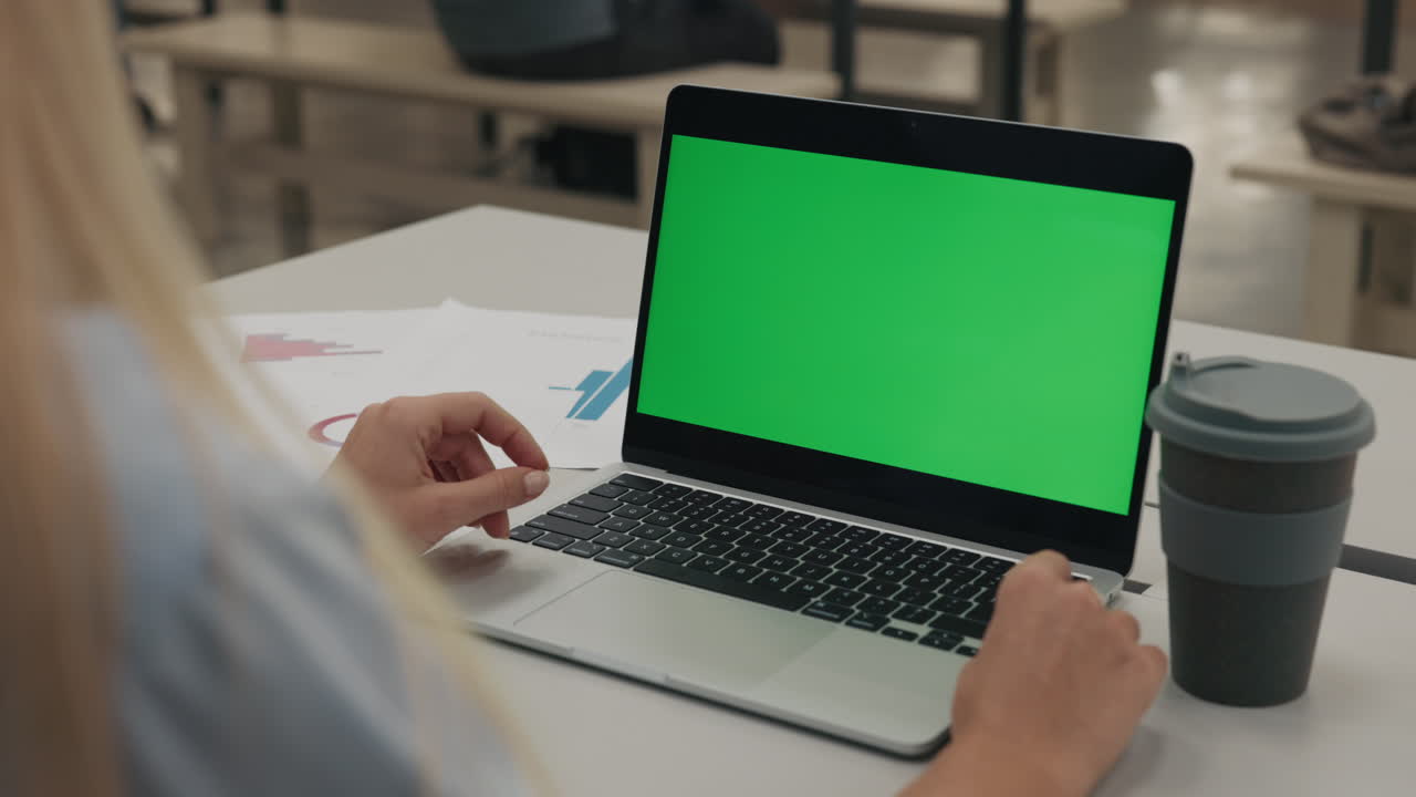 estudiante trabajando en una computadora portátil en un aula