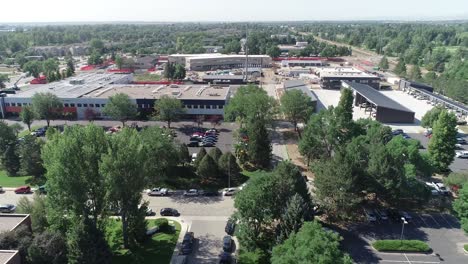 video de drones de un parque industrial moderno de fort collins colorado