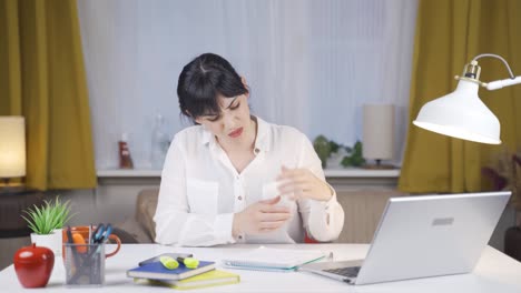 Female-student-with-sore-wrists.