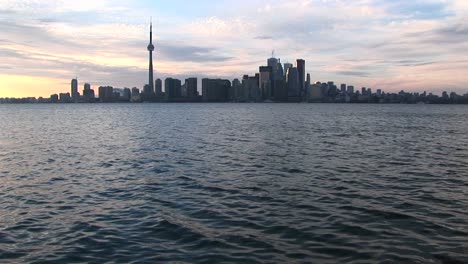 una toma extrema del horizonte de toronto en la hora dorada