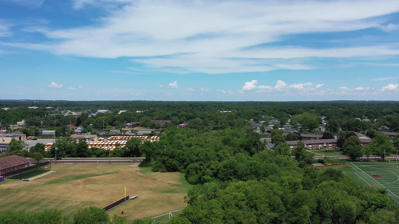 드론 카메라가 들어와 위로 올라오면서 높은 각도 촬영