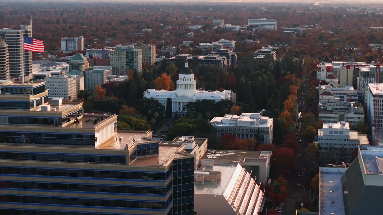 Smukt drone-luftfoto af California State Capitol Building i Sacramento, CA, under den gyldne time, panorering til venstre, 4K UHD