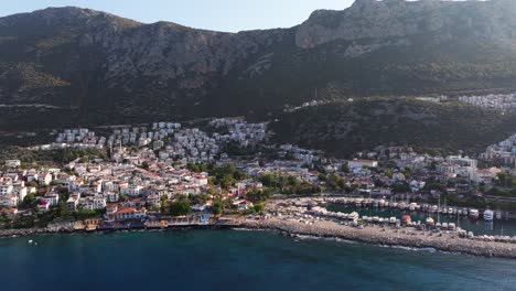 pan de transporte aéreo de kas, antalya, turquía, con barcos atracados en la marina y la extensa costa a lo largo del mar mediterráneo