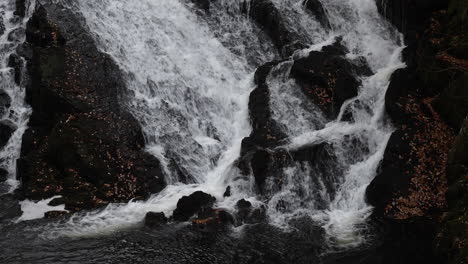 Agua-Que-Fluye-Por-La-Pared-Rocosa-En-Las-Cataratas-De-Golondrina