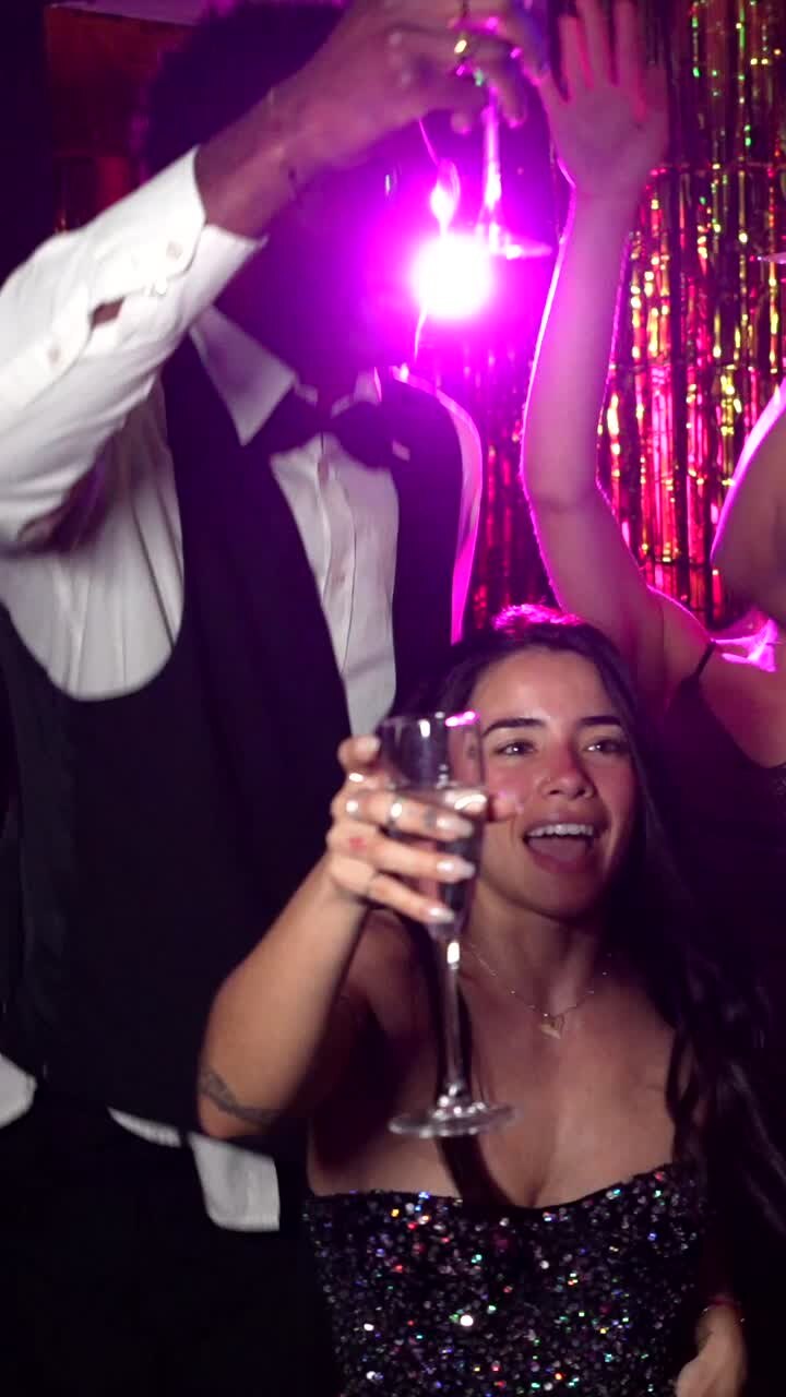 amigos celebrando en una fiesta