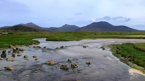 Paisaje-De-South-Uist-Mirando-Hacia-El-Río-Howmore-Hacia-Las-Montañas-De-South-Uist